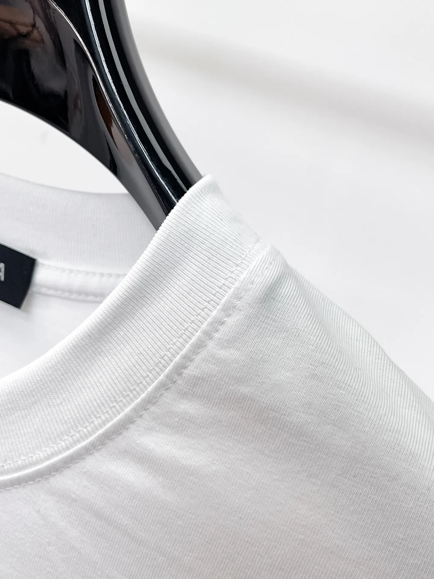 Balenciaga's high-end top-quality products 🐮2026 Spring and Summer New Arrival first counter, the latest New Arrival short-sleeved round neck T-shirt, Premium customized design, avant-garde and fashionable! Brand logo heavy craftsmanship design Premium customized 260g fabric. Soft to the touch. Comfortable to wear. Counter-level exquisite stitching. Fine workmanship. The upper body effect is incomparably handsome! A must-have item for men and women with the same style! Sizes: S~XXL When placing an order, please state your height and weight. The maximum wearing size is 210 pounds (one size larger)